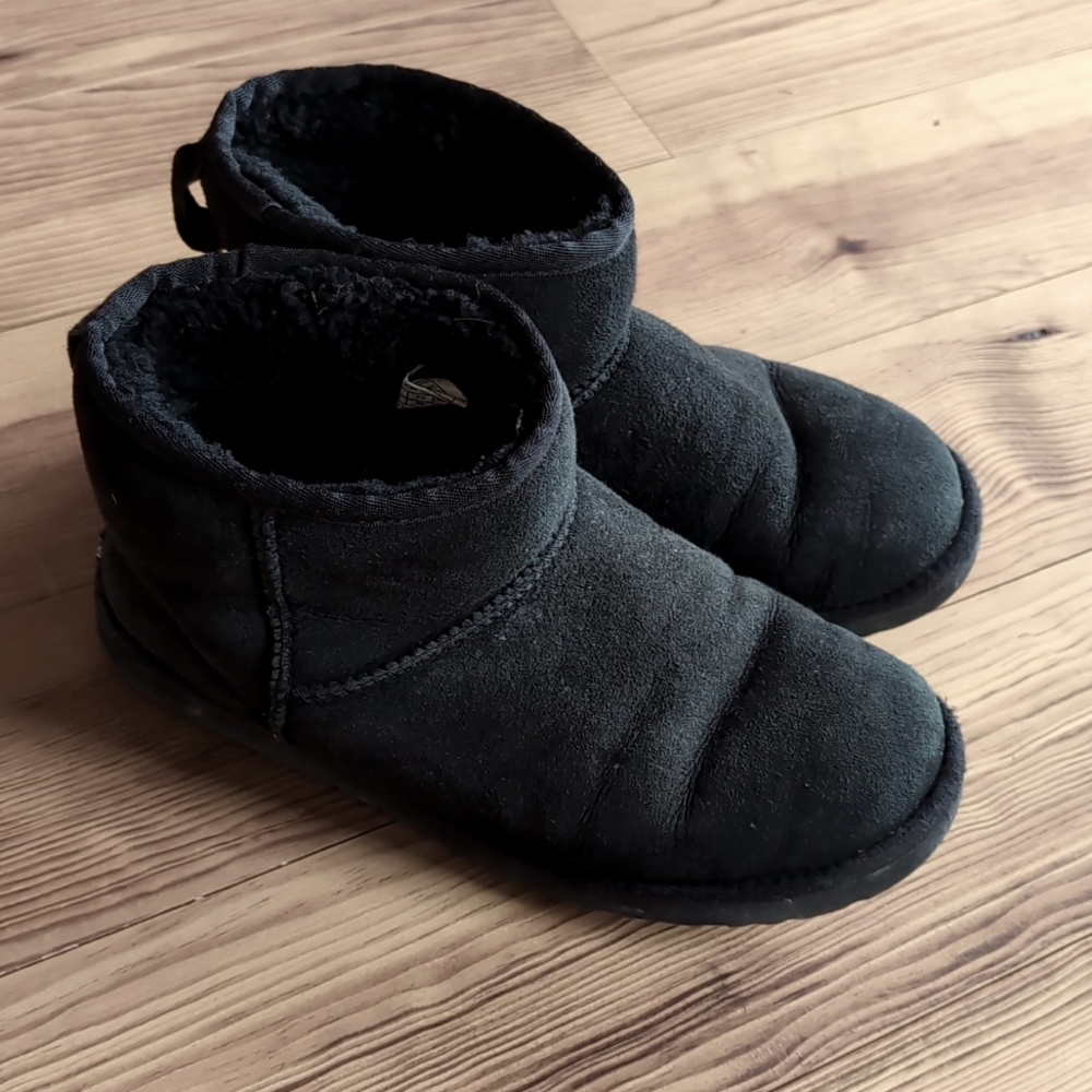 Uggs black low boot